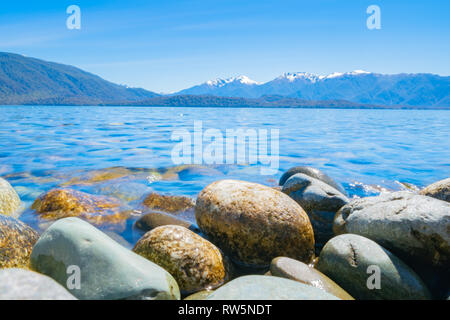 Le lac Stony bord de lac Te Anau sous ciel bleu clair Banque D'Images