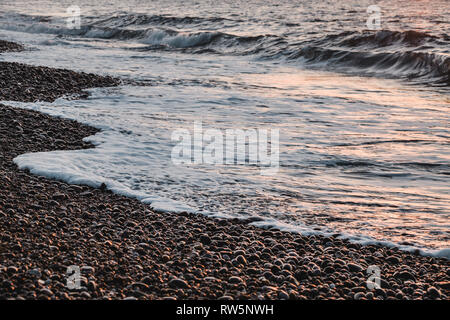 Le lever du soleil sur la plage à Budleigh Salteron sur la côte jurassique Site du patrimoine mondial à l'est du Devon, Angleterre du Sud-Ouest, Royaume-Uni. Banque D'Images