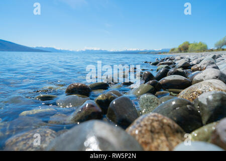 Le lac Stony bord de lac Te Anau sous ciel bleu clair Banque D'Images