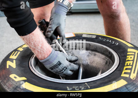 CIRCUIT DE CATALUNYA, ESPAGNE, MONTMELO - 2019/03/01 - Haas mécanicien travaillant sur F1 Pirelli moyen jaune pendant 8 jour de F1 2019 Test d'avant saison. Banque D'Images
