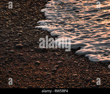 Le lever du soleil sur la plage à Budleigh Salteron sur la côte jurassique Site du patrimoine mondial à l'est du Devon, Angleterre du Sud-Ouest, Royaume-Uni. Banque D'Images
