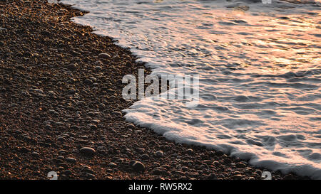Le lever du soleil sur la plage à Budleigh Salteron sur la côte jurassique Site du patrimoine mondial à l'est du Devon, Angleterre du Sud-Ouest, Royaume-Uni. Banque D'Images