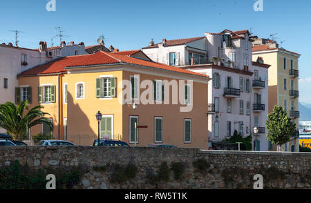 Ajaccio, France - 29 juin 2015 : vue sur la rue d'Ajaccio, la capitale de l'île de Corse. Maisons colorées vivant Banque D'Images