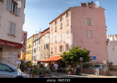 Ajaccio, France - 29 juin 2015 : Street view avec des restaurants d'Ajaccio, la capitale de l'île de Corse. Les gens ordinaires et les voitures sont sur le stre Banque D'Images