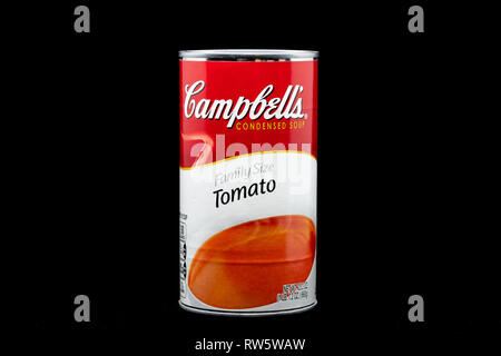 ST. PAUL, MN/USA - 4 mars, 2019 : Campbell's Tomato Soup et logo de marque. Campbell's est un producteur américain de soupes en conserve et les produits connexes. Banque D'Images