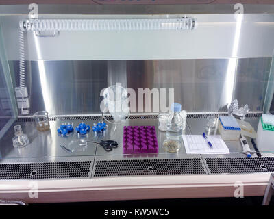 Capot de flux dans un laboratoire de l'utiliser avec du matériel de laboratoire Banque D'Images