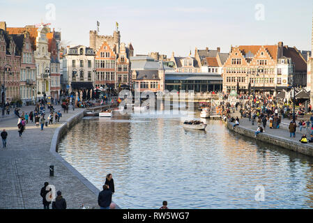 Gand, Belgique - 17 février 2019 : vue sur le Quais Graslei et Korenlei. L'architecture urbaine et de la foule de touristes Banque D'Images