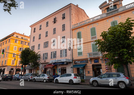 Ajaccio, France - 29 juin 2015 : vue sur la rue d'Ajaccio, la capitale de l'île de Corse. Les gens ordinaires et les voitures sont dans la rue Banque D'Images