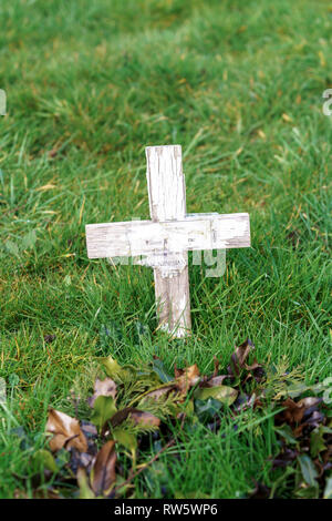 Petites stèles en bois dans cemetery Banque D'Images