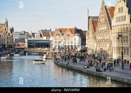 Gand, Belgique - 17 février 2019 : vue sur le Quais Graslei et Korenlei. L'architecture urbaine et de la foule de touristes Banque D'Images