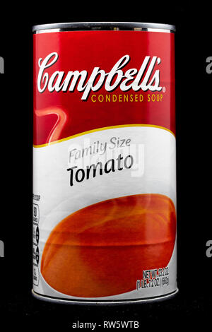 ST. PAUL, MN/USA - 4 mars, 2019 : Campbell's Tomato Soup et logo de marque. Campbell's est un producteur américain de soupes en conserve et les produits connexes. Banque D'Images