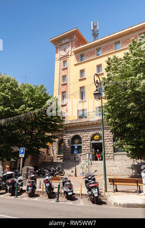 Ajaccio, France - le 6 juillet 2015 : la poste d'Ajaccio à journée ensoleillée, la capitale de la Corse. Les gens ordinaires et scooterd sont sur le stree Banque D'Images