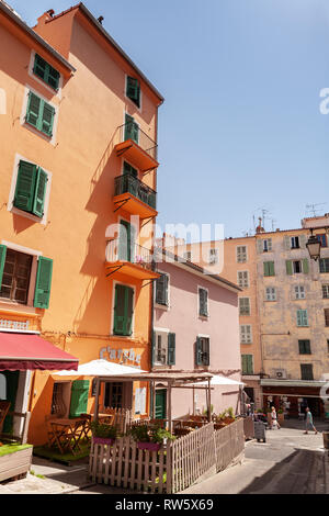 Ajaccio, France - le 6 juillet 2015 : Street view vertical d'Ajaccio à journée ensoleillée, la capitale de la Corse. Les gens ordinaires et les voitures sont sur le Banque D'Images