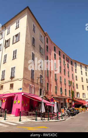 Ajaccio, France - le 6 juillet 2015 : Street view vertical d'Ajaccio, la capitale de l'île de Corse. Les gens ordinaires et les voitures sont dans la rue Banque D'Images