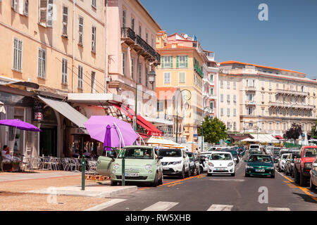 Ajaccio, France - le 6 juillet 2015 : vue sur la rue d'Ajaccio, la capitale de l'île de Corse. Les gens ordinaires et les voitures sont dans la rue Banque D'Images