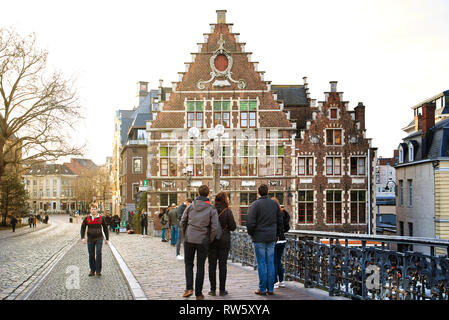 Gand, Belgique - 17 février 2019 : les jeunes gens admirer l'architecture de la vieille ville Banque D'Images
