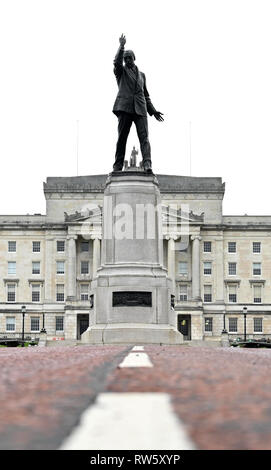 La nécessité d'un parlement séparé pour l'Irlande du Nord est apparu avec la création de l'Irlande du Nord dans la région de l'Ulster dans le gouvernement d'Irlande Act 1920. En attendant la construction du nouveau bâtiment, le Parlement s'est réuni à deux endroits, dans la région de Belfast City Hall, où l'état de l'ouverture du premier Parlement par le roi George V a eu lieu le 22 juin 1921, et dans l'Église presbytérienne à proximité de l'Assemblée de l'Irlande en collège. En 1922, une conception par Sir Arnold Thornely de Liverpool a été choisi et les travaux préparatoires sur le site choisi, à l'est de Belfast, a commencé. Banque D'Images