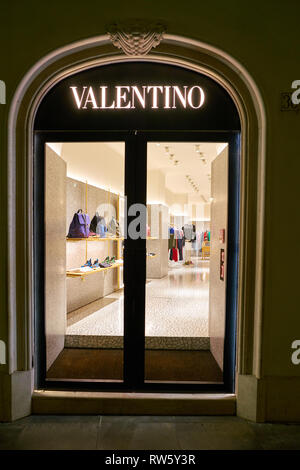 ROME, ITALIE - circa 2017, novembre : un magasin Valentino à Rome. Banque D'Images