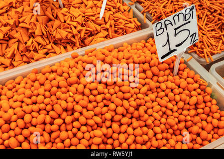 (Orange) de paprika et de noix épicées crackers affiché sur le marché alimentaire. 'Bambi' variété étiquette avec étiquette de prix en livres turques. Banque D'Images