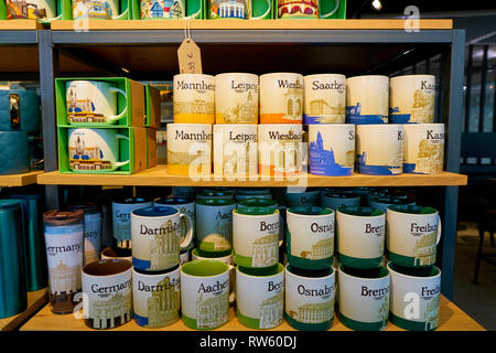 DUSSELDORF, ALLEMAGNE - CIRCA Octobre 2018 : mugs à l'affiche au café Starbucks à Dusseldorf. Banque D'Images