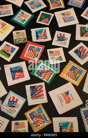 Unis timbres-poste sur fond noir commémorant l'US flag Banque D'Images