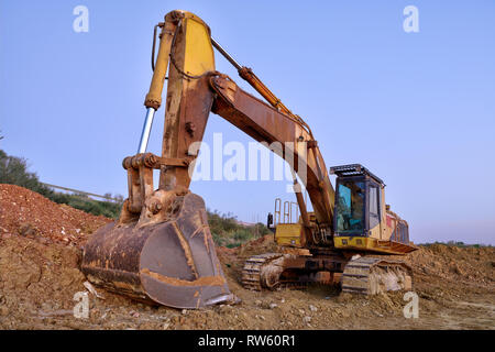 Grande pelle excavatrice avec elle sur le terrain. Banque D'Images