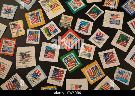 Unis timbres-poste sur fond noir commémorant l'US flag Banque D'Images