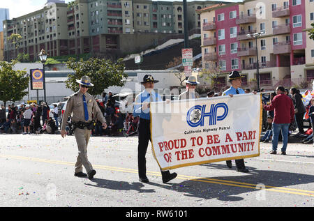LOS ANGELES - le 9 février 2019 : California Highway Patrol et bannière en Los Angeles défilé du Nouvel An chinois. Banque D'Images