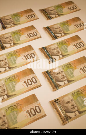 Mille dollars en un seul Canadien- cents dollars billets papier sur un fond blanc Banque D'Images