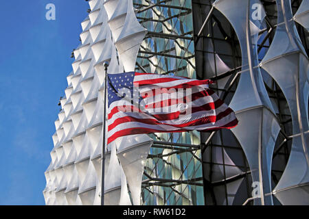 Le nouveau bâtiment de l'ambassade US avec les stars and stripes drapeau à Nine Elms Lane, Wandsworth, Londres SW11 West England UK KATHY DEWITT Banque D'Images