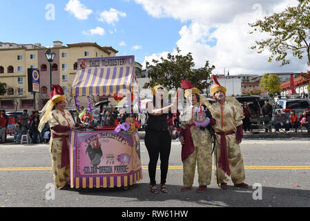 LOS ANGELES - le 9 février 2019 : Spectator célèbre McRooster avec Chico durant la parade du Nouvel An chinois à Los Angeles. Banque D'Images