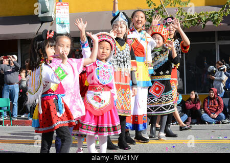 LOS ANGELES - le 9 février 2019 : les enfants thaïlandais habillé en costume traditionnel à Los Angeles défilé du Nouvel An chinois. Banque D'Images