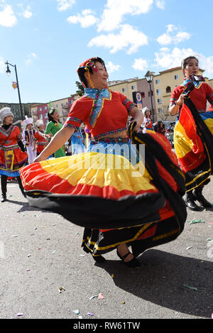 LOS ANGELES - le 9 février 2019 : communauté thaïlandaise danseurs dans des costumes colorés au défilé du Nouvel An chinois à Los Angeles. Banque D'Images