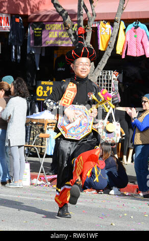 LOS ANGELES - le 9 février 2019 : Musicien dans cloorful thaïlandais au costume traditionnel la Parade du Dragon Doré, pour célébrer le Nouvel An chinois. Banque D'Images