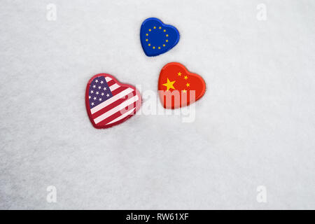 USA, Chine, l'UE drapeaux nationaux sur des boîtes en forme de coeur portant sur la neige près les uns des autres. Concept de politique économique liens et partenariats Banque D'Images