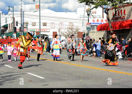 LOS ANGELES - le 9 février 2019 : Thai danseurs en costume traditionnel coloré à la Parade du Dragon Doré, pour célébrer le Nouvel An chinois. Banque D'Images