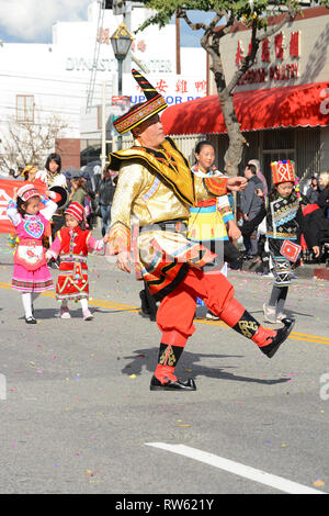 LOS ANGELES - le 9 février 2019 : Artistes thaïlandais en costume traditionnel lors de la Parade du Dragon Doré, pour célébrer le Nouvel An chinois. Banque D'Images