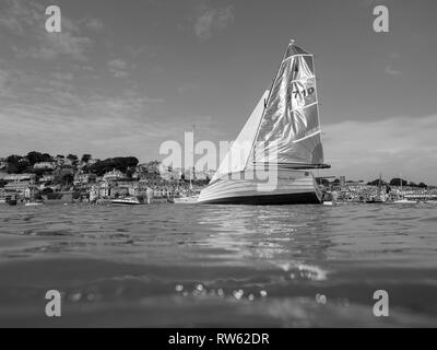 Salcombe est un centre d'activité de la voile en été. Cette photo a été prise avec un boîtier sous-marin Nauticam que les yachts navigué par. Banque D'Images