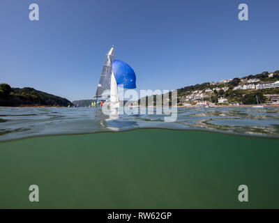 Salcombe est un centre d'activité de la voile en été. Cette photo a été prise avec un boîtier sous-marin Nauticam que les yachts navigué par. Banque D'Images