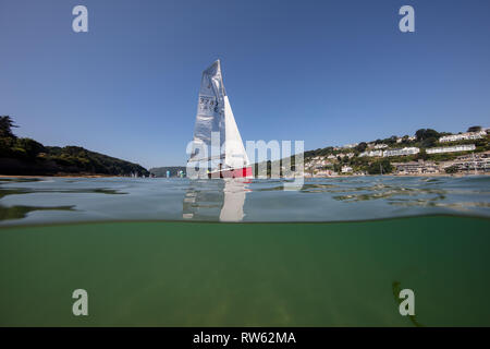 Salcombe est un centre d'activité de la voile en été. Cette photo a été prise avec un boîtier sous-marin Nauticam que les yachts navigué par. Banque D'Images