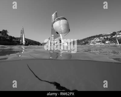 Salcombe est un centre d'activité de la voile en été. Cette photo a été prise avec un boîtier sous-marin Nauticam que les yachts navigué par. Banque D'Images