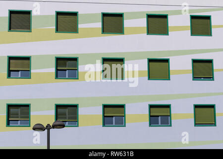 Rangées de fenêtres, façade d'un immeuble de bureaux, architecture moderne Banque D'Images