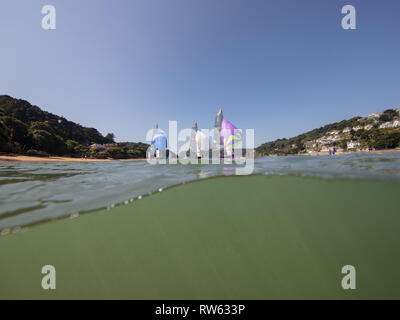 Salcombe est un centre d'activité de la voile en été. Cette photo a été prise avec un boîtier sous-marin Nauticam que les yachts navigué par. Banque D'Images