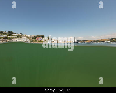 Salcombe est un centre d'activité de la voile en été. Cette photo a été prise avec un boîtier sous-marin Nauticam que les yachts navigué par. Banque D'Images