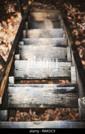 Des escaliers en bois ancien regarda d'en haut en mettant l'accent sur le premier pas. Banque D'Images