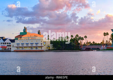 Orlando, Floride. 09 février, 2019 . Vue panoramique de la salle de danse et colorée au pont de Lake Buena Vista. Banque D'Images