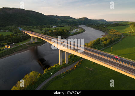 Une image montrant l'Friarton pont traversant la rivière Tay près de Perth, Perthshire en fin de soirée le soleil. Banque D'Images