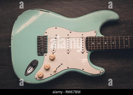 La lumière bleu vert brun bois guitare électrique contre l'arrière-plan. Musique guitare âme rétro Banque D'Images