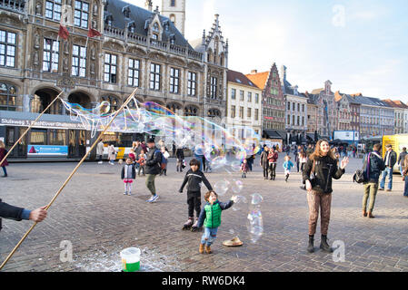 Gand, Belgique - 17 février 2019 : des boules de savon dans le carré. L'enfant est heureux Banque D'Images