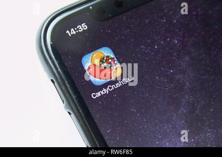 Candy Crush Saga sur un iPhone, l'un des plus populaires jeux de tous les temps, fait par le Roi Banque D'Images